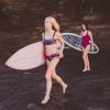 Zealous Clothing Surfbikinihose pink paradise Surfboard laufen