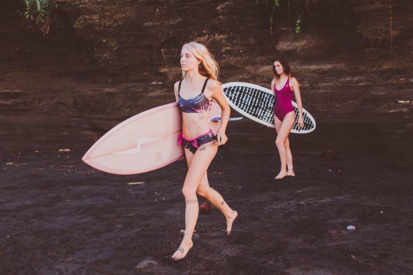 Zealous Clothing Surfbikinihose pink paradise Surfboard laufen